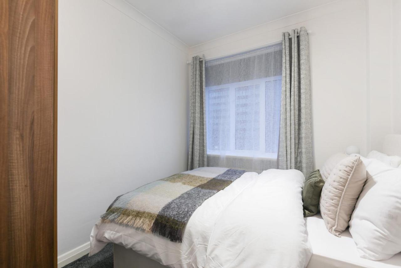 Perfectly Located 1 Bed Apartment Above Tube Station Londres Exterior foto