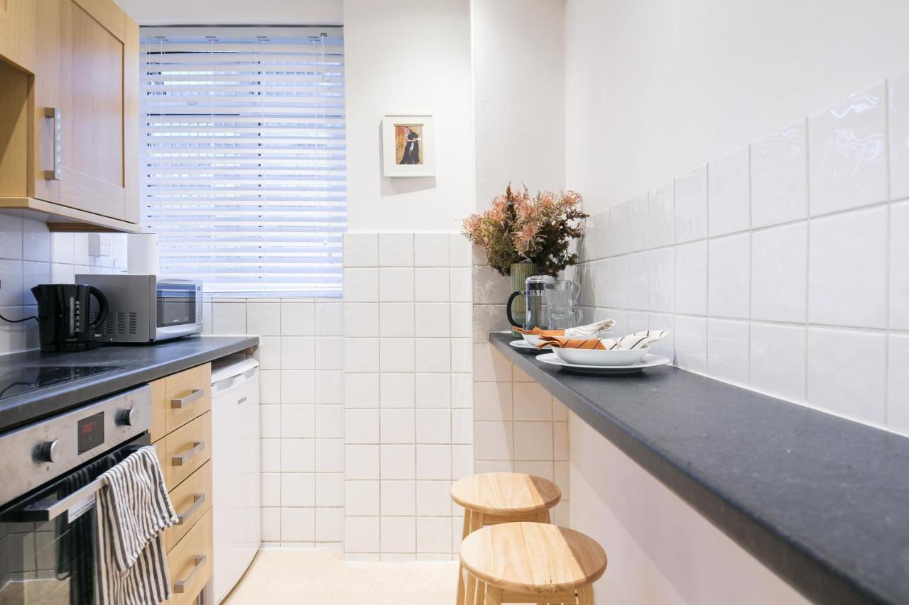 Perfectly Located 1 Bed Apartment Above Tube Station Londres Exterior foto