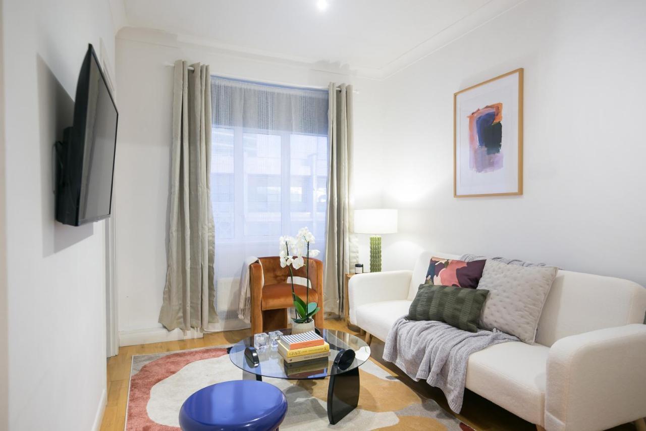 Perfectly Located 1 Bed Apartment Above Tube Station Londres Exterior foto